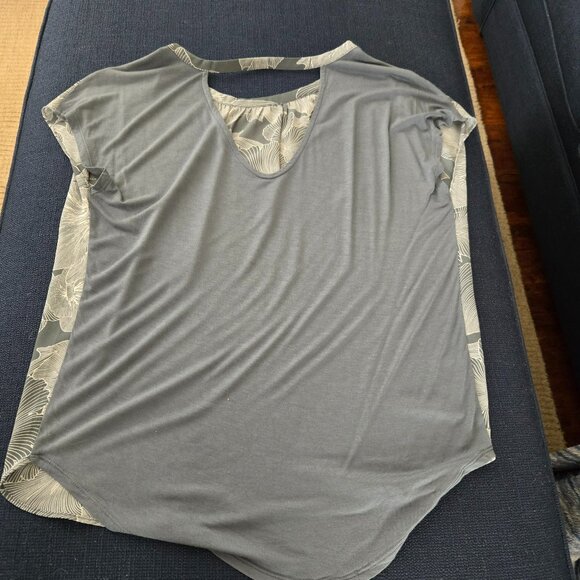 Spring bundle/lot w/ 2 light & breezy large tops & small black shoulder bag - Picture 13 of 14